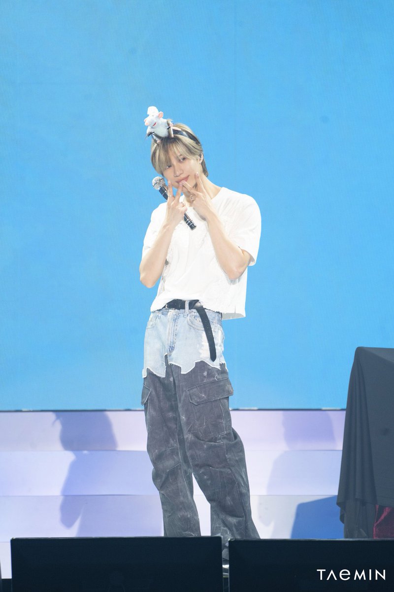 aesthetaekey's tweet photo. Kibum and Taemin in similar pants and button-down shirts. They also have a shared loved for little shirts + baggy jeans.💙

#KEY #TAEMIN #SHINee #TaeKey https://t.co/CHWmXXUfAX