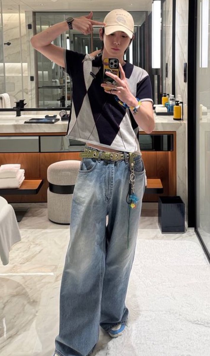 Kibum and Taemin in similar pants and button-down shirts. They also have a shared loved for little shirts + baggy jeans.💙

#KEY #TAEMIN #SHINee #TaeKey