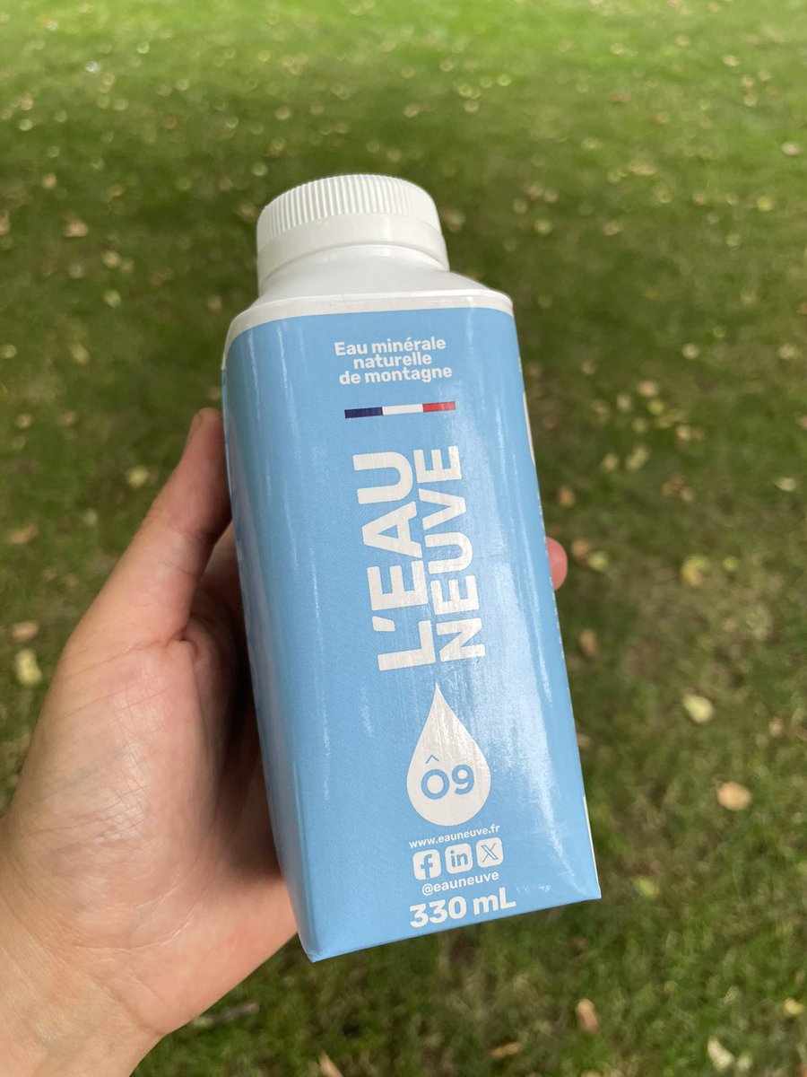 eloone's tweet photo. Wah ils m’ont vraiment donné de l’eau gratos à la ratp 😳 la France devient hyper gentille avec les JO https://t.co/SYyVHpzoVI