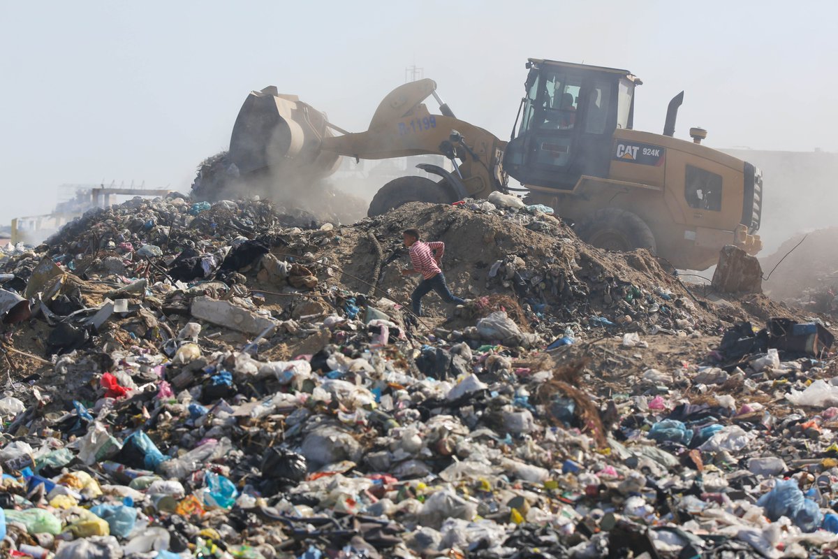 UNRWA's tweet photo. The solid waste management system in the #GazaStrip has collapsed, says @UNDP. There’s no access to major landfills &amp; waste accumulates around living areas

This poses huge threats to health &amp; the environment, fuelling a rise in diseases such as diarrhea and respiratory illnesses https://t.co/4Nfr5hwNhu
