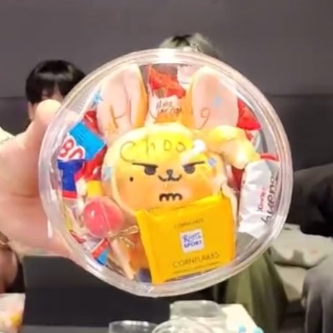 txt_sarangdan2's tweet photo. 연준이가 꾸민 황춘 키링백 
  ㄴ 🔐 그냥 간식가방 아냐? https://t.co/ruYTttbjis