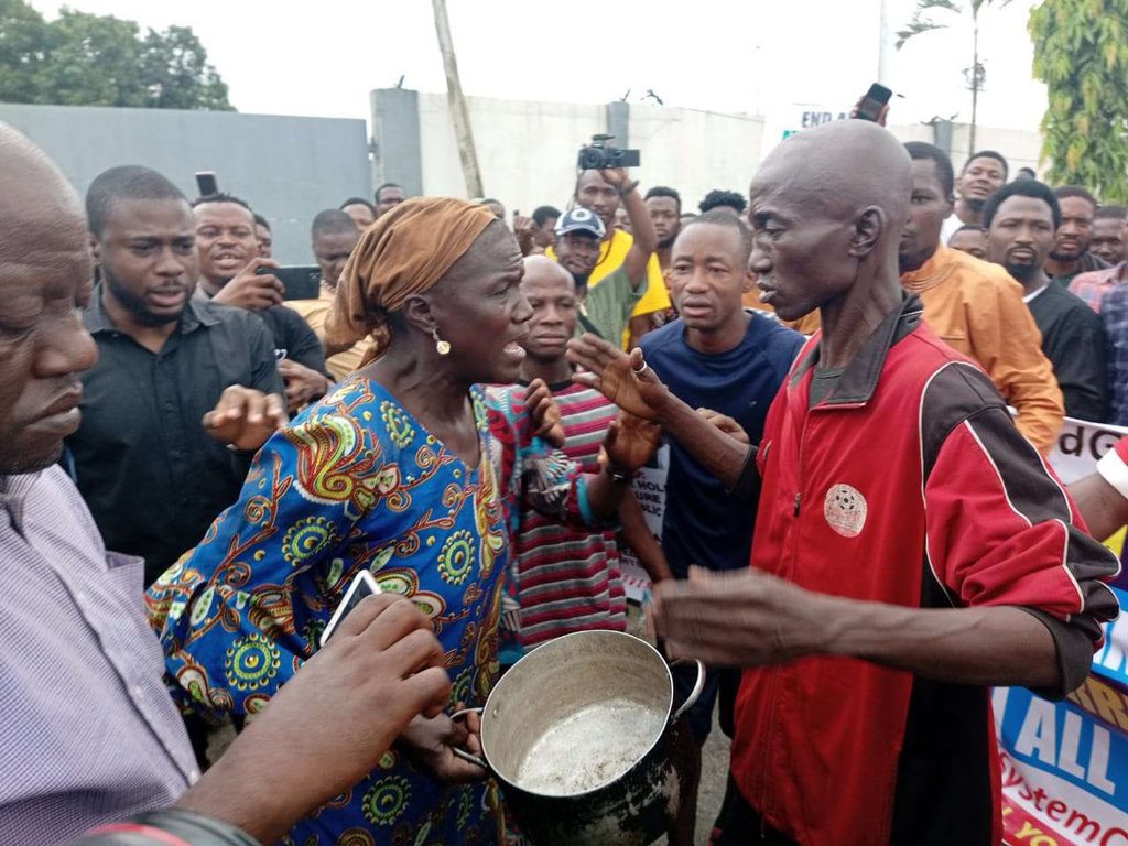 oxygist's tweet photo. Heartbreaking photo of an old lady who brought an empty pot to protest. 💔💔

You can tell she’s already feed up 🥺💔

(#EndBadGovernanceInNigeria #EndBadGovernanceProtest #ikeja Lekki Toll Gate Ojota Bomb) https://t.co/KFWlyhfrdm