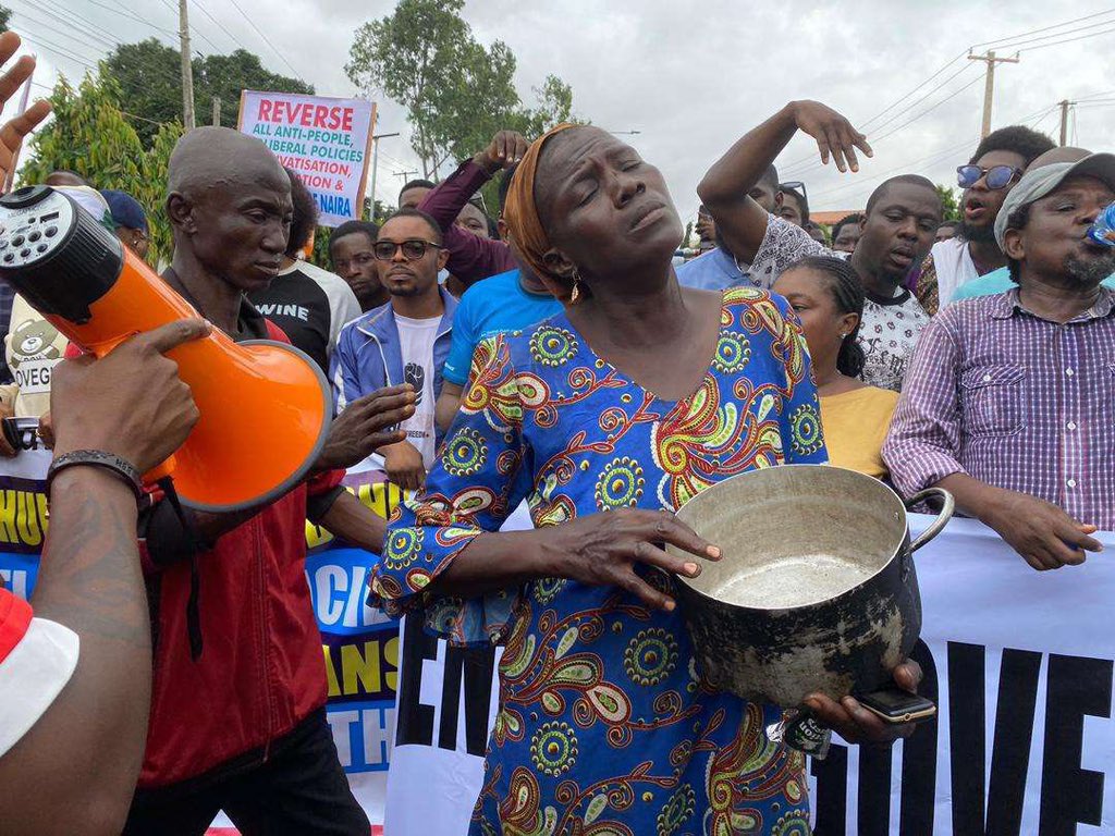 Heartbreaking photo of an old lady who brought an empty pot to protest. 💔💔

You can tell she’s already feed up 🥺💔

(#EndBadGovernanceInNigeria #EndBadGovernanceProtest #ikeja Lekki Toll Gate Ojota Bomb)