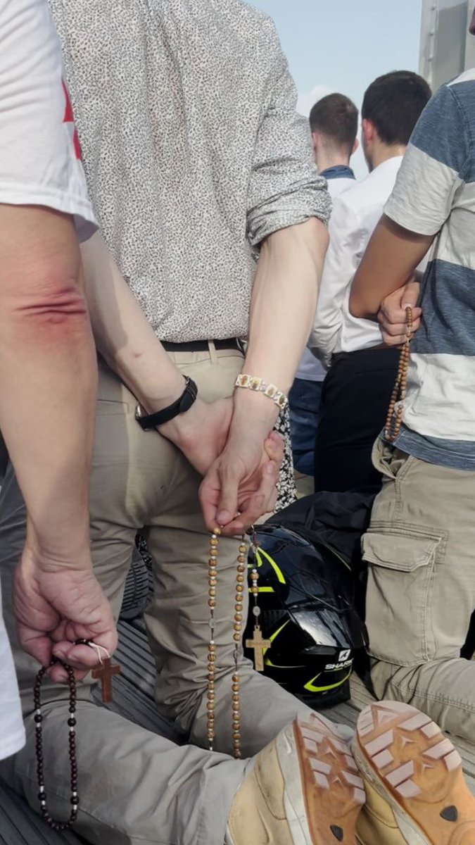 🔴 [30/07/2024 Paris] une trentaine de catholiques se sont rassemblés sur la passerelle Debilly pour réciter un chapelet en réparation des actes blasphématoires survenus lors de la cérémonie d’ouverture des JO.

⚔️Ne laissons plus passer les provocations des ennemis de l’Église !