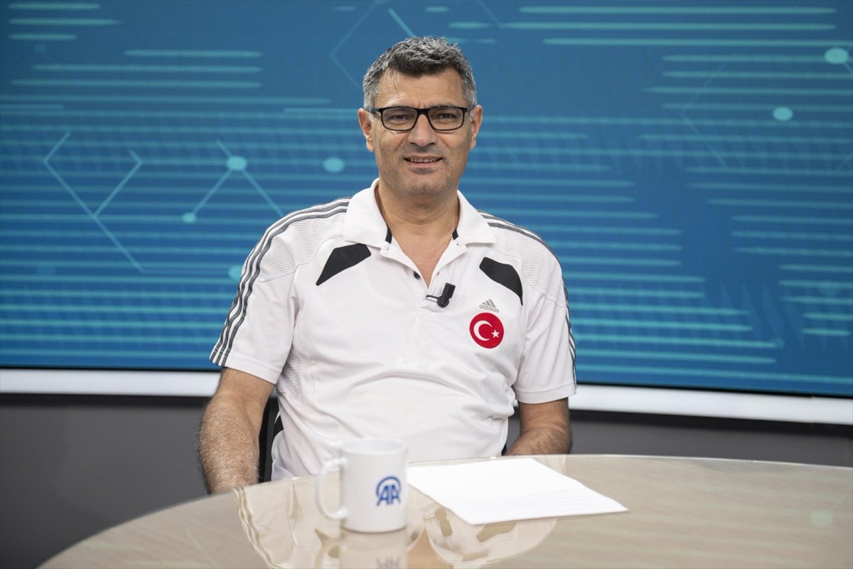 Yusuf Dikeç:

"Yusuf Dikeç burada sadece simge, bu başarı Türk milletine ait. Bizi oraya uğurlarken 85 milyon dualarla uğurladı. Onları mahçup etmedik, çok mutluyuz.

Ben tek gözle atamıyorum. İki göz açık atıyorum. Ekipman eksikliği gibi bir durum yok. Ben sadece kullanmak