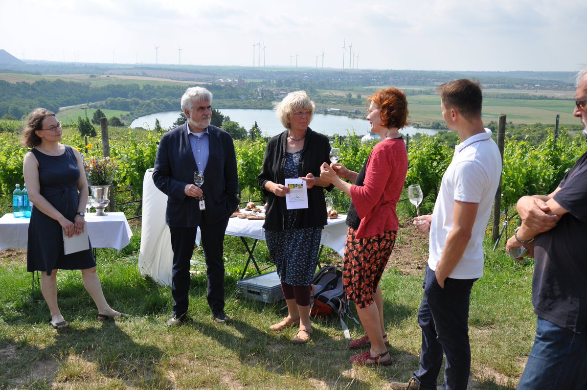 Sachsen-Anhalts Wissenschaftsminister Prof. Dr. Armin Willingmann war zu Besuch auf dem Biodiversitätsweinberg bei Höhnstedt (Weingut Born). Die mit Wildpflanzen begrünten Rebgassen wurden im #LIFEVineAdapt-Projekt angesät &amp; locken durch ihre Blütenpracht Wildbienen&amp;Nützlinge an.