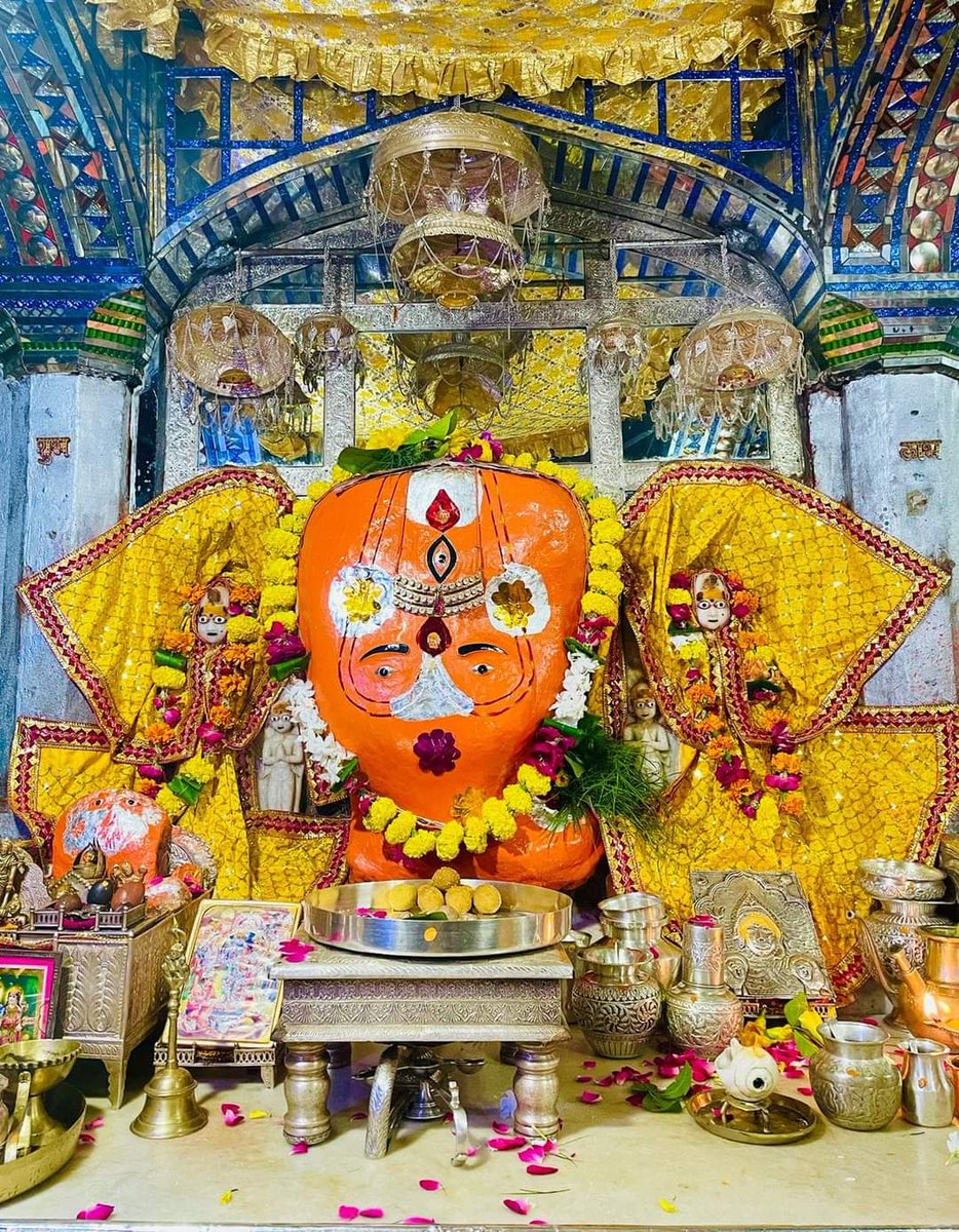 TempleConnect_'s tweet photo. ત્રિનેત્ર ગણેશ મંદિર રણથંભોર રાજસ્થાન થી શ્રી ગણેશના આજ 1/8/24 ના સુંદર દર્શન

આ સ્વયંભુ ગણેશ ત્રિનેત્ર સ્વરૂપમાં, રિદ્દી સિદ્દી અને પુત્રો- શુભ લાભ સાથે વિરાજમાન છે. 

#TempleConnect #Ganesh #Ganpati #Trinetra #Riddi #Siddi #Shubh #Labh #RanthamboreFort #Rajasthan #SawaiMadhopur https://t.co/5xZGWCY9CH