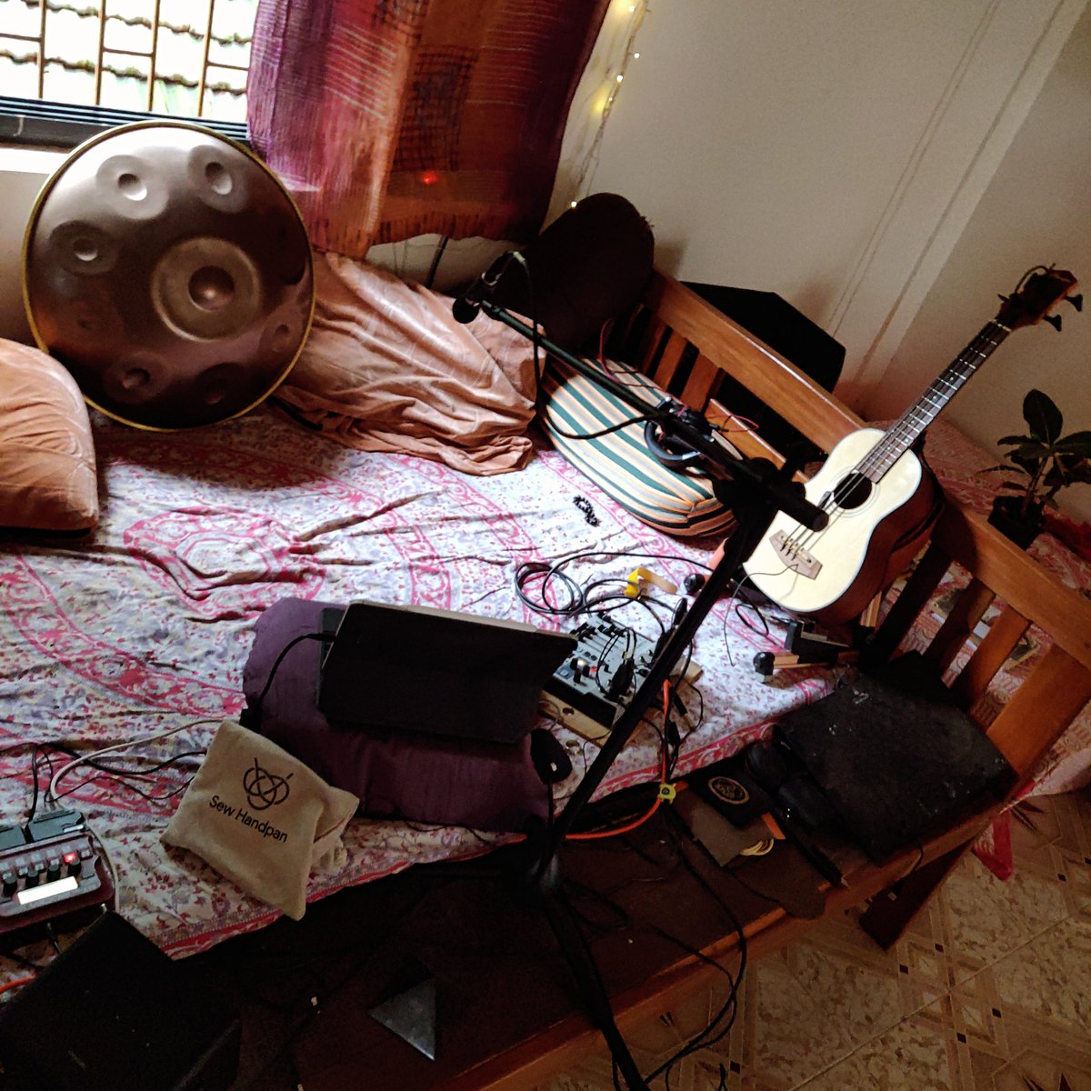 DavideSwarup's tweet photo. Monsoon vibes with @sewhandpan 🌞🇮🇹🔥
In India till August,  reaching Vietnam in the beginning of September. 🌞

Looking for music connections, friends and volunteering work, starting from Hanoi 🙏

#davideswarup #handpanlegends #handpanvietnam #pantam #handpanmusic #ubass #hanoi https://t.co/IFLoBKGafO