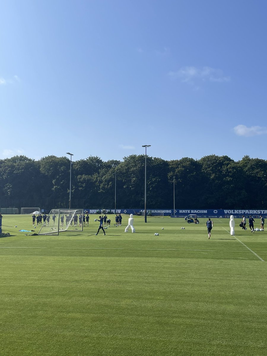 Am Tag vor dem Köln-Spiel fehlen im #HSV-Training nur Raab (Lungenentzündung) und Glatzel (Sehnenreizung). Als dritter Keeper ist Colin Poppelbaum aus der U21 dabei.