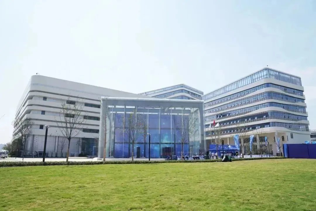 Tongxiang_China's tweet photo. The #CCID Consulting Company just unveiled its 2024 report, spotlighting China's top 100 counties and county-level cities in terms of high-quality economic growth. Kudos to #Tongxiang in #Zhejiang's Jiaxing city, for securing the impressive 21st spot👍! #FocusOnTongxiang https://t.co/gyJsGj6dk4