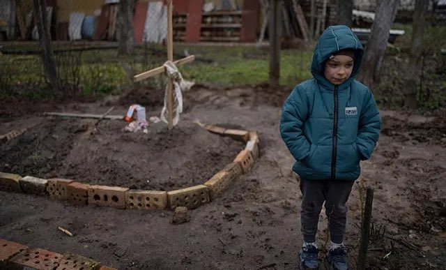 Thread 🧵 

15 Pictures with REALLY deep meaning:

1. Vlad Tanyuk, 6 years old, at the grave of his mother, Ira, who suffered starvation befor her death  and was buried in the courtyard of their home on the outskirst of Kyiv, Bucha.
