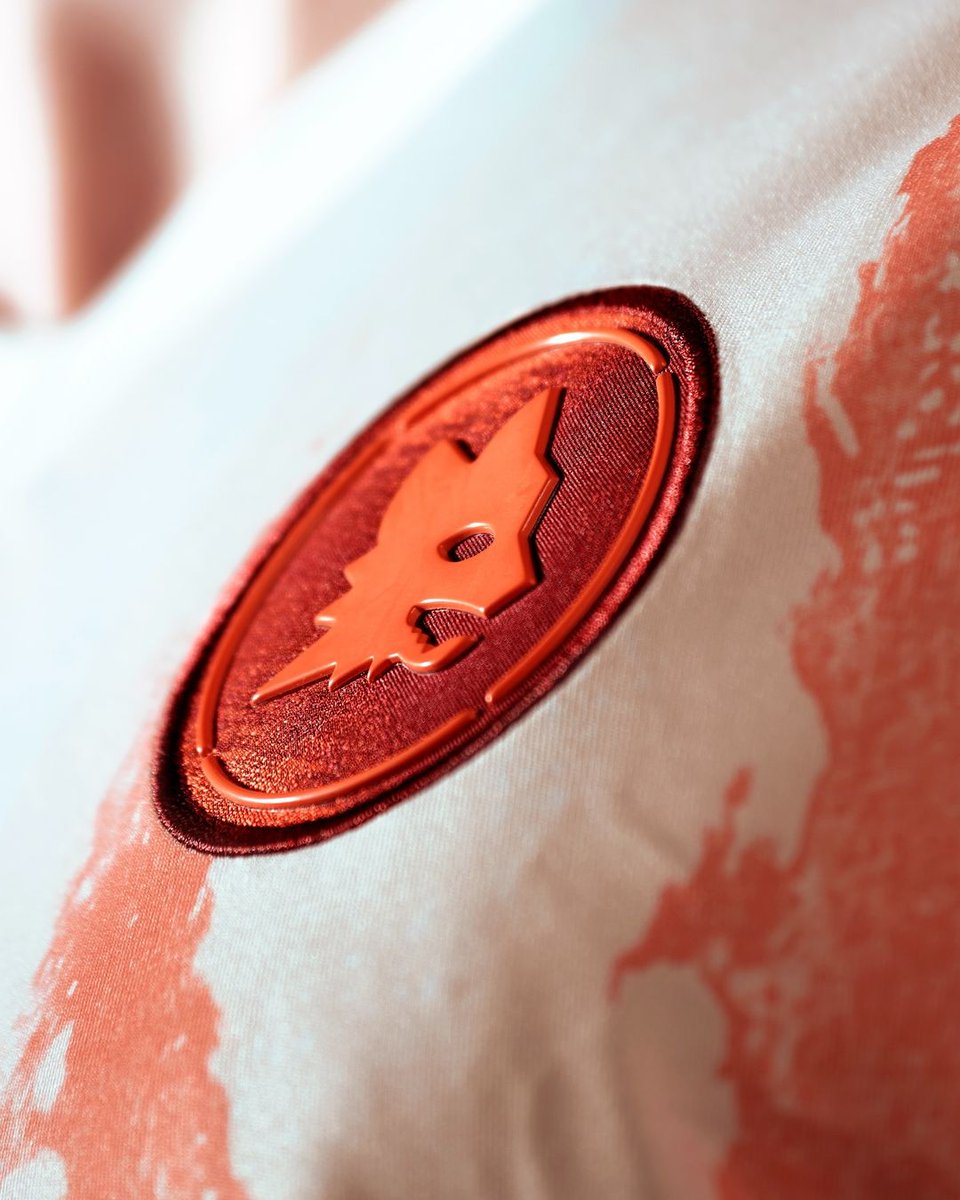 🖌 La street art del quartiere Testaccio ha ispirato la seconda maglia della Roma.

Su base bianca compare un disegno arancione che richiama lo spray delle bombolette usate per i murales. Sul petto compaiono il logo di adidas e il Lupetto di Gratton.

👉 Che ve ne pare?