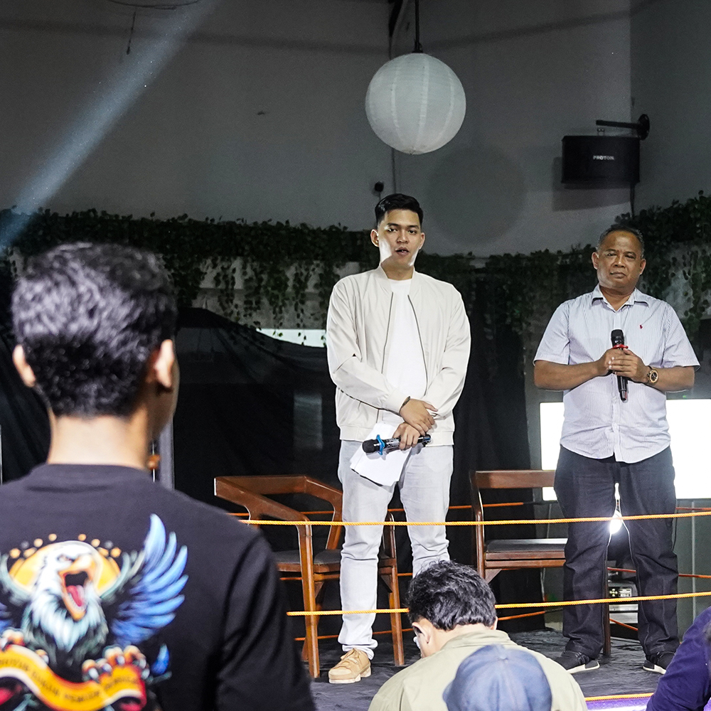 Beginilah kondisi saya pasca #HantamKiswaya tadi malam. Luar biasa, sungguh suatu kehormatan bagi saya bisa terlibat dalam acara ini. 

Ternyata, banyak sekali "hantaman" pertanyaan yang mendarat kepada saya, dengan permasalahan yang sangat beragam.