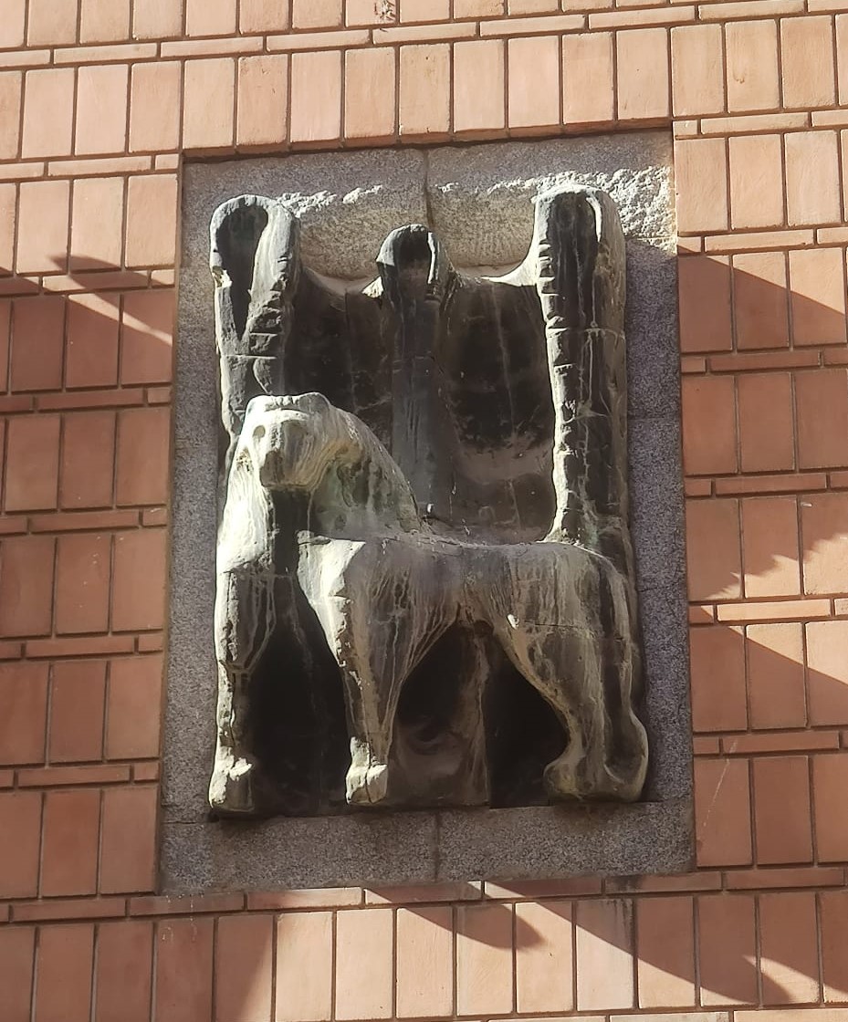 camaraofcordoba's tweet image. 🧐En nuestro #JuevesconArte os mostramos la #fachada de nuestra sede 
👉 Es sencilla y ordenada, dispone sus aperturas siguiendo un criterio de estricta #simetría 
👉El escudo es un león de bronce, obra de #Oteiza #MovimientoModerno #años50 #arquitectura #escultura