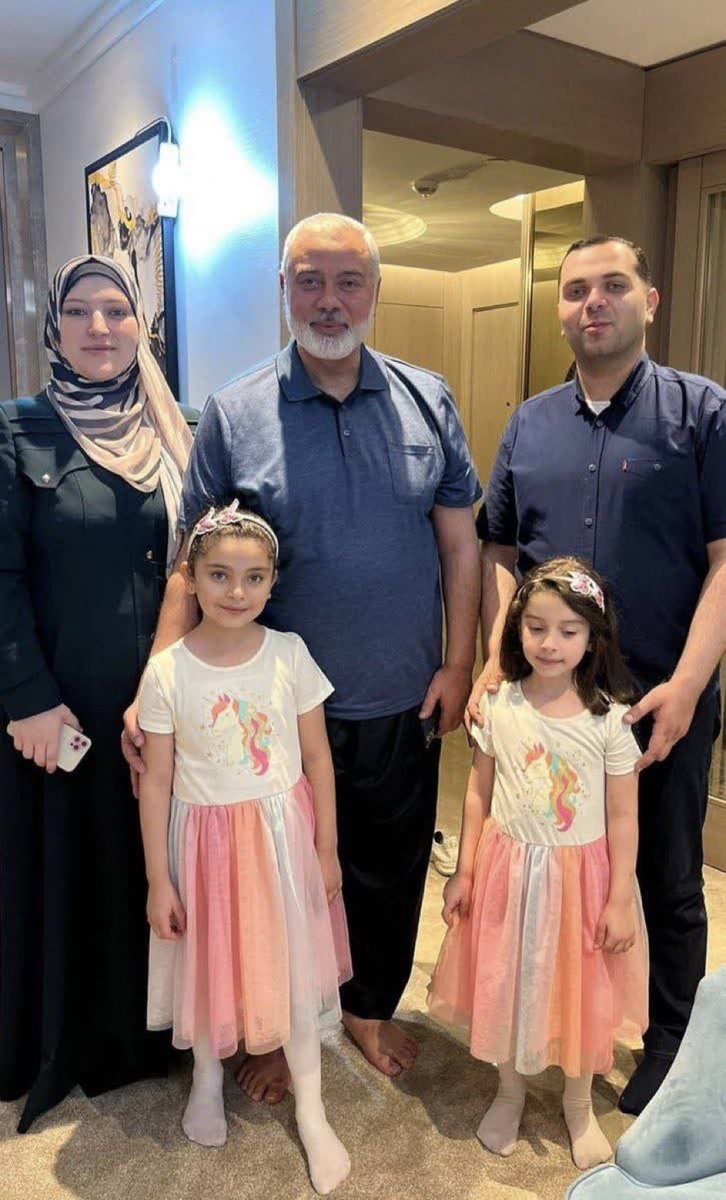 Öldüğünde cenaze namazın bir ülkede kılınıyor, doğduğun topraklara değil,  başka bir ülkede defnediliyorsan, mezarının başına çocukların gelemiyorsa, bundan daha acı bir hikaye ne olabilir.

Vatansızlık işte böyle bir şeydir…
Filistinliler, İsmail Haniye gibi 70 yıldır bu acıyı