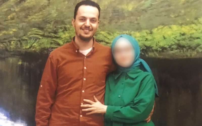 GENÇ MÜHENDİS HAPİSTE ÖLÜYOR

KHK'lılara yardım ettiği ve dini sohbet verdiği gerekçesiyle iki yıl önce tutuklanan makine mühendisi Mustafa Aytaç (31), beş ay önce Afyon T Tipi Cezaevinde lenf kanserine yakalandı. Durumu ağırlaşan Aytaç, geçen hafta hastaneye kaldırıldı.