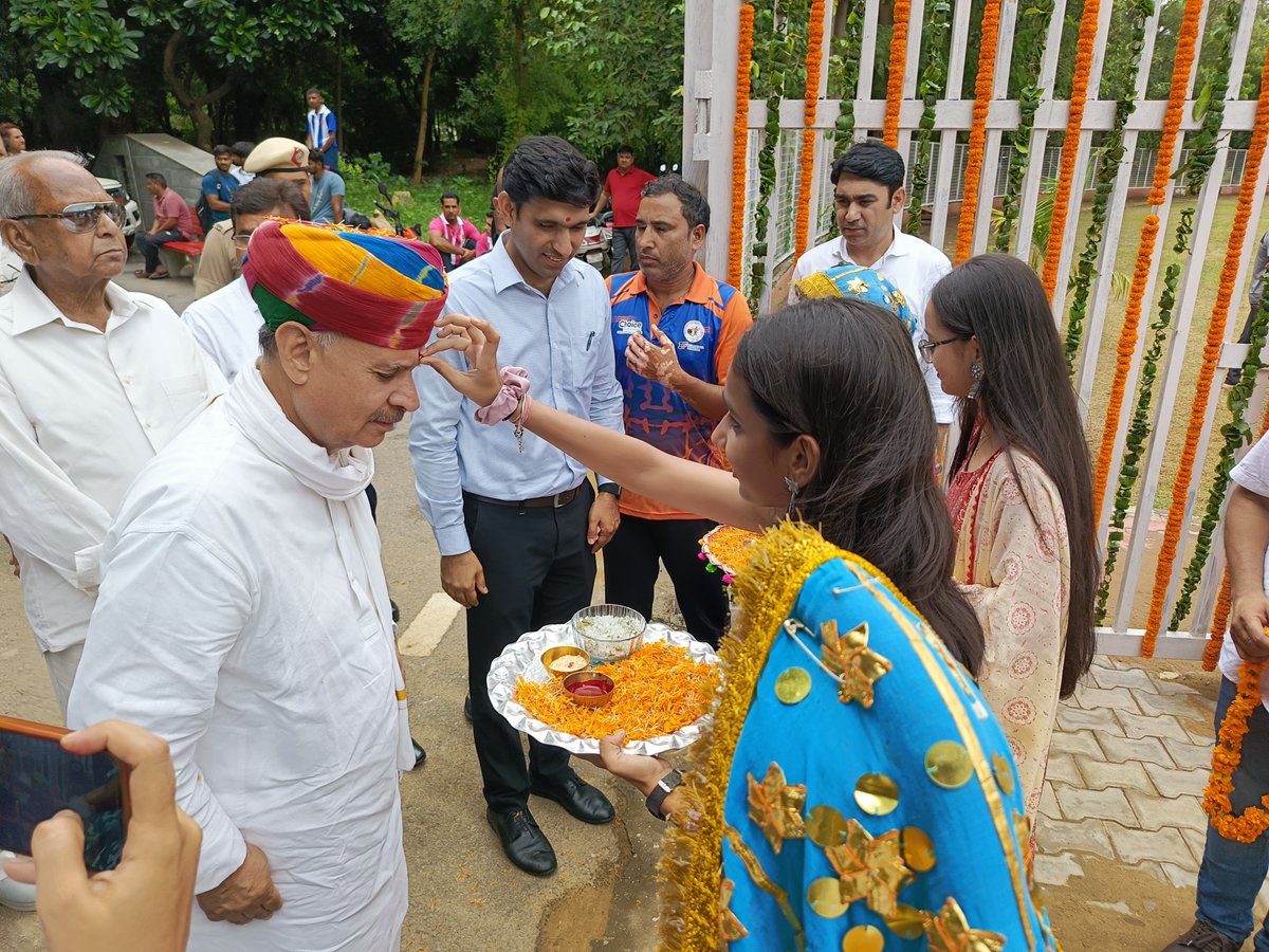 Rao_InderjitS's tweet photo. गुरुग्राम के ताऊ देवीलाल स्टेडियम में आयोजित "खेलो इंडिया महाकुंभ हरियाणा" का शुभारंभ किया। ध्वजारोहण के उपरांत विभिन्न स्पर्द्धाओं में भाग ले रहे खिलाड़ियों को संबोधित कर उनका उत्साहवर्धन किया एवं शुभकामनाएं दी। https://t.co/nMjR9KH0qB