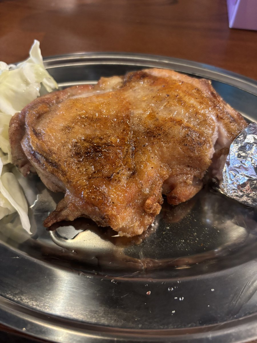 taruluto's tweet photo. MUSASHIカンボジア店の看板メニュー骨付き鶏です！
プノンペンでは屋台で骨付き鶏や豚肉、牛串など売っていてどこもけっこう美味しいです。ガーリック胡椒味は珍しいのでカンボジアのお客様にも喜ばれてます！
#カンボジア
#プノンペン https://t.co/uPjSe2gW0Y
