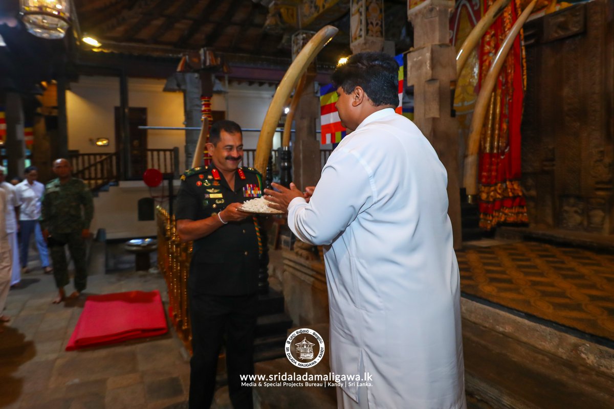 SriDalada's tweet photo. Copra (dried up split coconuts) to light up the 2024 Kandy Esala Perahera was donated by @Sri_Lanka_Army. The Army Commander Lieutenant General Vikum Liyanage symbolically presented a tray of "Copra" today (Aug. 01st) to mark this donation. #KandyEsalaPerahera2024 #SriLanka https://t.co/rsPWSJJP3b