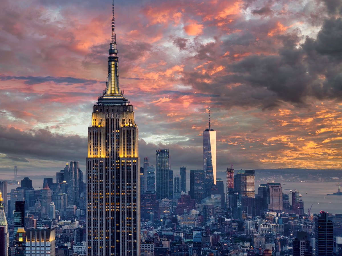 🌆 The Empire State Building standing tall against a breathtaking sunset sky! 🌇 

There's nothing like the magic of New York City. 

#NYC #EmpireStateBuilding