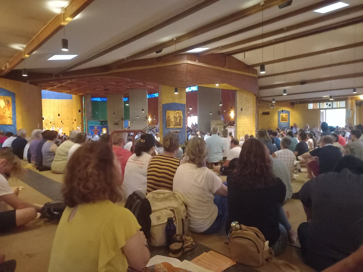 Esta semana nuestra comunidad comparte en Taizé una semana, para ponernos a la escucha, salir al encuentro y recoger lo vivido en todos estos meses. Os hacemos presentes
