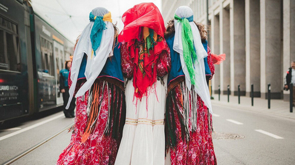 #KNK urges for the protection of Kurdish culture and language in response to racist attacks of the Turkish State. 
As response, KNK calls on the Kurdish people to decorate every house, neighbourhood and living space with national colours.

knk-kurdistan.com/eng/knk-calls-…