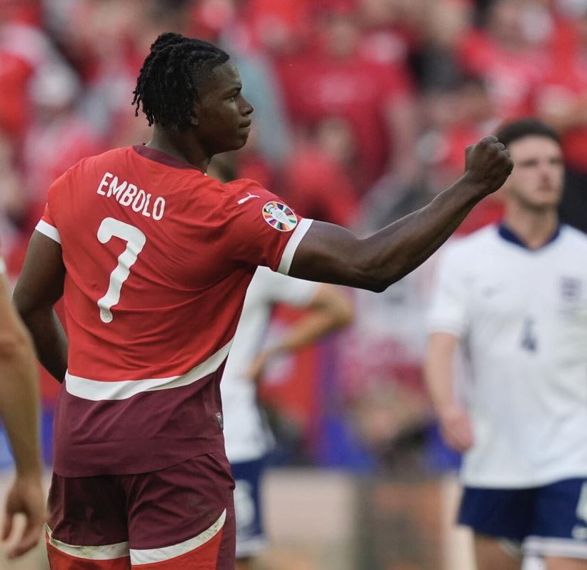 Kenny1993NL's tweet photo. Breel Embolo, bij #EURO2024 nog doelpuntenmaker voor Zwitserland tegen Engeland (rechts), gisteravond in actie voor AS Monaco in de Kuip tegen Feyenoord (links) ⚽️⬇️🇨🇭 #Embolo #Feyenoord #FEYASM #FEYMON #ASMonaco https://t.co/FEcV32ujkB