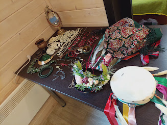 Так сказать #ри_обряд начало и конец. 
Хочу считать, что у меня получился очень красивый персонаж. Страшно стеклянный, но с огоньком.
А еще, наконец, все мои цацки пригодились. 
"Она любила украшения" 🤣