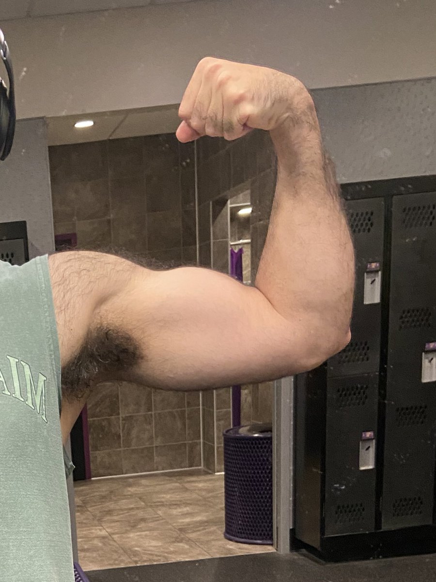 leon_stratus's tweet photo. If you like guys with lots of hair and good biceps you might wanna stick around 🫣😏 https://t.co/C7pZN71i9v