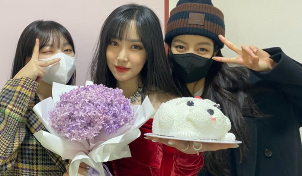 yujubemygfriend's tweet photo. you three need to do something right the fuck now https://t.co/QAKgcEtz8n