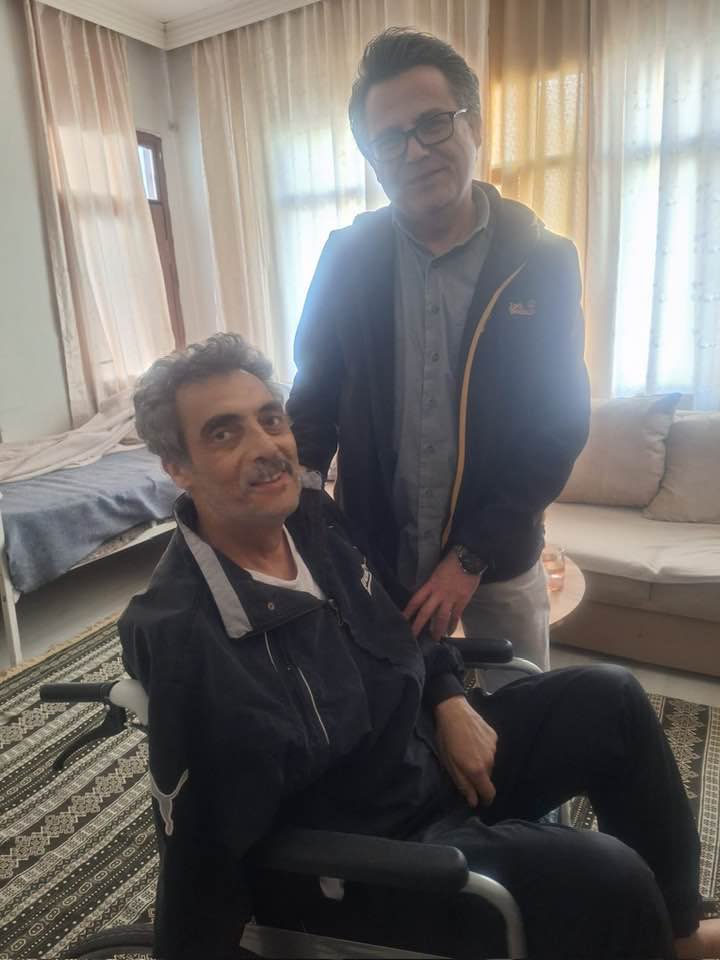 RmznYaman10's tweet photo. Bir yetimi güldürmenin yürekte kaç cennete tekabül ettiğini insan yanlarımızla kavrayabilseydik, hayvan yanlarımızı aktive edip “huri” hayali kurmazdık!

İyilik yapabilmek, güldürebilmek, sevindirebilmek, paylaşabilmek, bunun mutluluğunu yaşayabilmek bir nasip, bir kader işidir. Ve iyiliğin bizzat kendisi bahşedilmiş bir cennettir! Ve insanın kaderi/cenneti tamamen kendi çabasına, fedakârlığına, emeğine, vazgeçişine, sahip çıkışına, Allah’a güvenine, kısacası yüreğine, insanlığına, imanına bağlı kılınmıştır.

Yine sevindirdik, sevindik. İhtiyaç ve ihtiyaçlı çok; fakat Allah kerim. Elden ne gelirse…