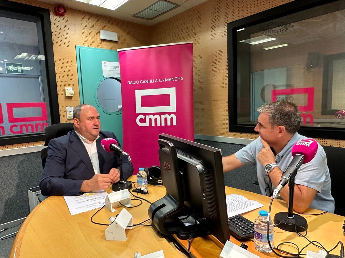 Radio Castilla-La Mancha (@radioclm_es) on Twitter photo 🎙️Entrevista  al consejero de Agricultura, Ganadería y Desarrollo Rural, 𝐉𝐮𝐥𝐢𝐚́𝐧 𝐌𝐚𝐫𝐭𝐢́𝐧𝐞𝐳 𝐋𝐢𝐳𝐚́𝐧 <a href="/jmlizanab/">Julián Martínez Lizán</a> <a href="/AgriculturaClm/">Consejería de Agricultura, Ganadería y Des. Rural</a>
🗓️Sábado, 3 de agosto en <a href="/APiedeCampoCMM/">A Pie de Campo🎙📻 CMM</a> con <a href="/jorjaramil/">Jorge Jaramillo</a> 
⌚️De 09:00h a 10:00h en #RadioCLM
Radio en directo:
cmmedia.es/play/en-direct… 🎙️Entrevista  al consejero de Agricultura, Ganadería y Desarrollo Rural, 𝐉𝐮𝐥𝐢𝐚́𝐧 𝐌𝐚𝐫𝐭𝐢́𝐧𝐞𝐳 𝐋𝐢𝐳𝐚́𝐧 <a href="/jmlizanab/">Julián Martínez Lizán</a> <a href="/AgriculturaClm/">Consejería de Agricultura, Ganadería y Des. Rural</a>
🗓️Sábado, 3 de agosto en <a href="/APiedeCampoCMM/">A Pie de Campo🎙📻 CMM</a> con <a href="/jorjaramil/">Jorge Jaramillo</a> 
⌚️De 09:00h a 10:00h en #RadioCLM
Radio en directo:
cmmedia.es/play/en-direct…