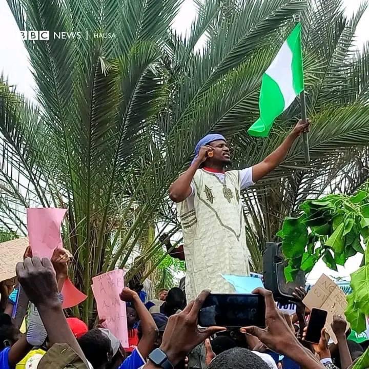 Dr_dabo1's tweet photo. KANO: a popular Hausa musician @real_sarkinwaka leads thousands of youths for protest in Kano.

#EndBadGovernance 
#EndBadGovernanceProtest https://t.co/hhv8DiJiU3