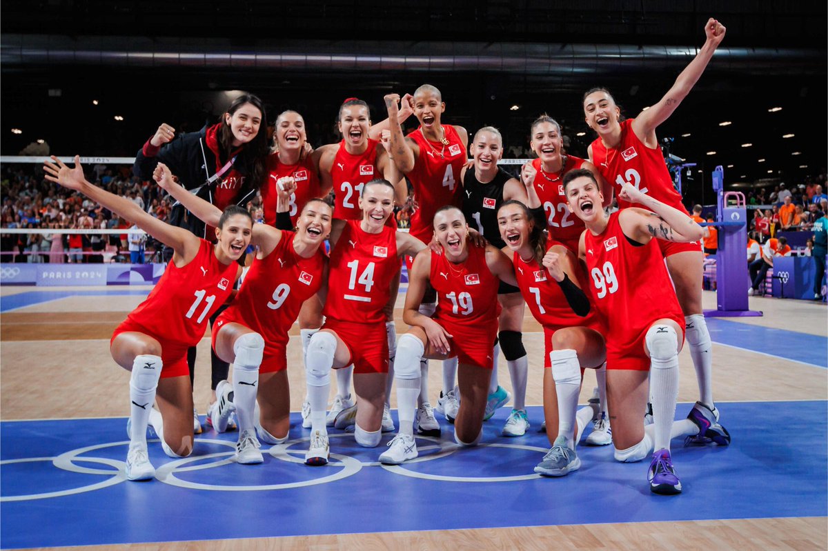 TEBRİKLER #FİLENİNSULTANLARI 
DÜNYANIN EN İYİ TAKIMINI VE EN GÜZEL KIZLARINI TEBRİK EDİYORUM!!!
ÇEYREK DİNALDEYİZ VE YOLUN SONU 🥇 OLSUN. EN İÇTEN DİLEKLERİMLE BAŞARILAR DİLİYORUM!!! 💪💪💪
🫶🫶🫶🇹🇷🇹🇷🇹🇷