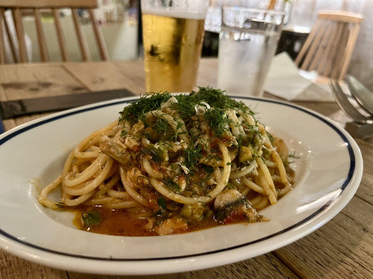 sosomaru1117's tweet photo. パスタ巡り8件目『o/sio(丸の内)』

鳥羽周作さんがやっている丸の内のお店。牡蠣のプッタネスカを注文。牡蠣の旨味と苦味。トマトの酸味と甘味。オリーブの酸味と旨味。ディルの香り。全てが絶妙に合わさってうまかった。パスタで感動したことない人は絶対行ったほうがいいお店 https://t.co/vGIM9Dpkhk