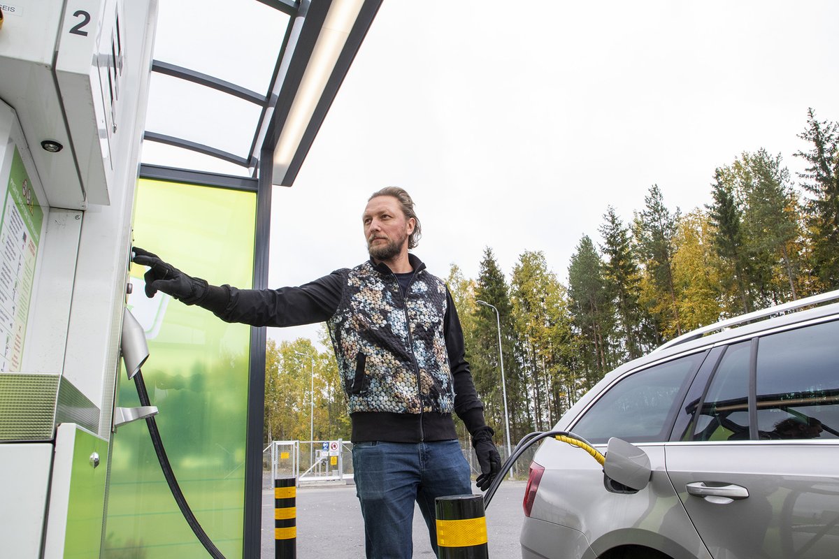 📣Huomio Oulun seudun biokaasuautoilijat! 🚗🍃

Tuotantokapasiteetin kasvun myötä laskimme biokaasun hintaa Ruskon tankkausasemalla. 1.8.2024 alkaen uusi hinta on 1,690 euroa/kilo, mikä on bensalitrahinnaksi muutettuna noin 1,079 euroa/litra.

Lue lisää: kiertokaari.fi/asiointi-ja-pa…