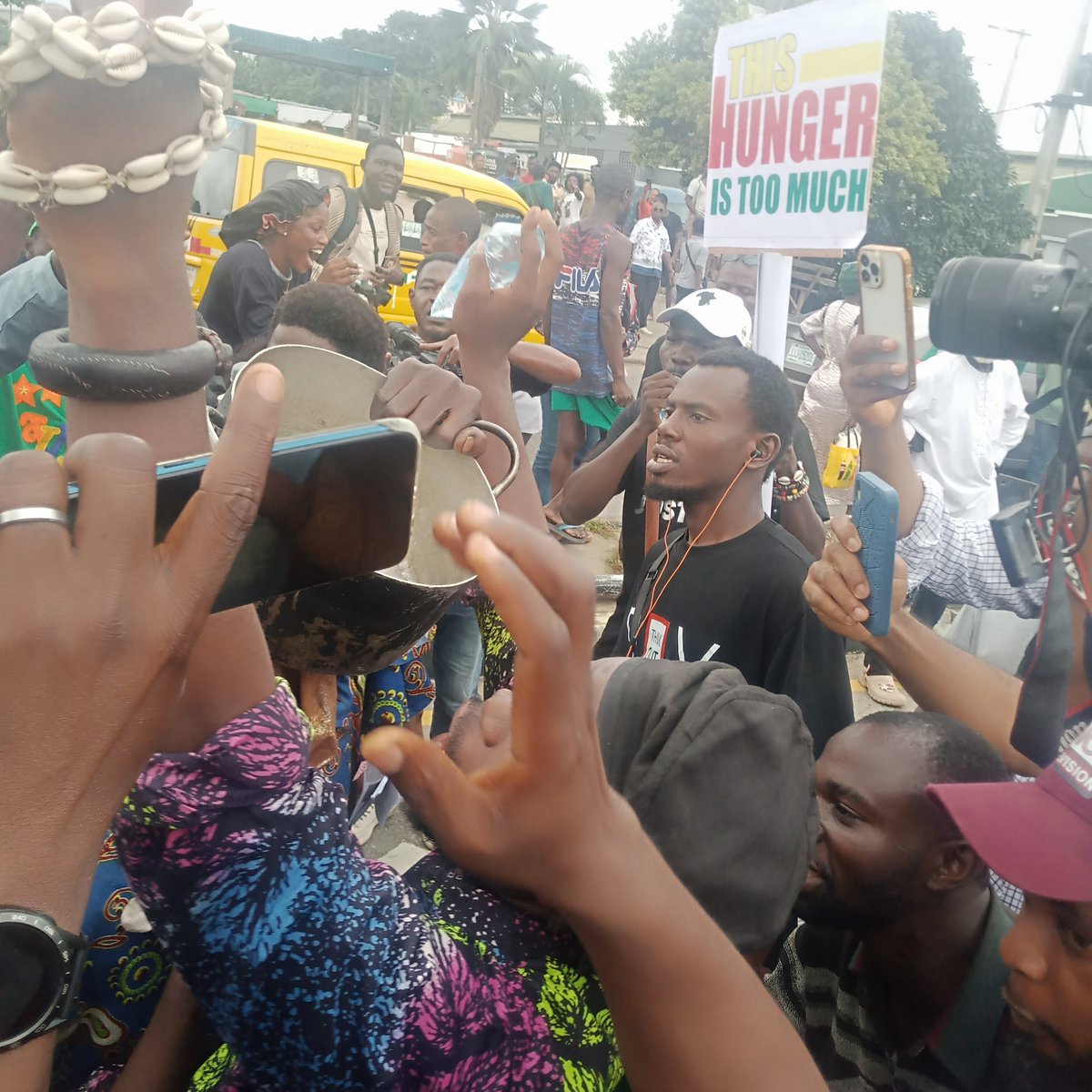 OjiUgo_nwa's tweet photo. Mama brought her empty pot to the protest venue. #EndBadGovernanceInNigeria https://t.co/94N1eIY9EK
