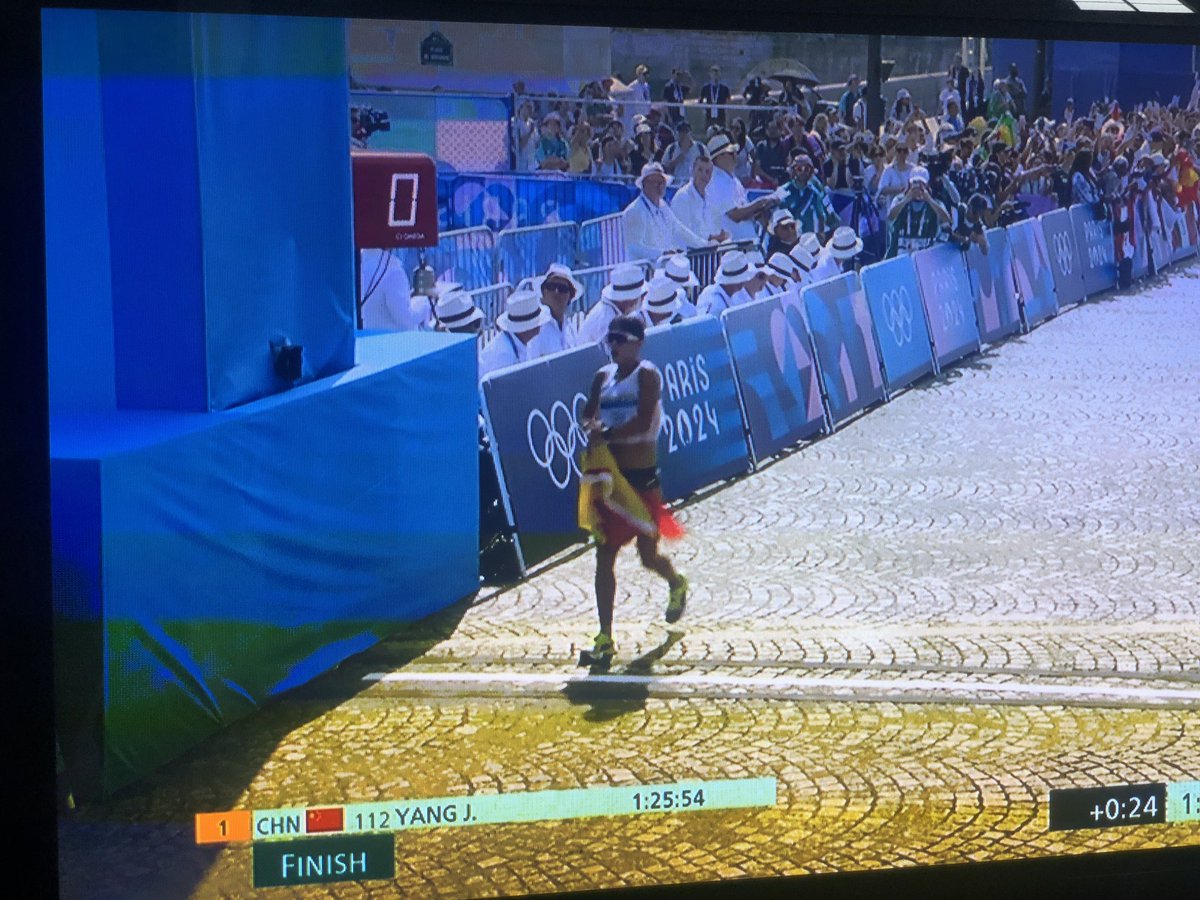 Maria Perez 🥈#Paris2024 en una agónica prueba de 20km marcha marcada por el calor. La prueba masculina salió tempranito, más fresquitos. Enorme, María!!!