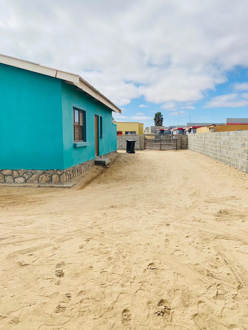 This 2 bedroom house, with a 2 bedroom flat is exactly what you need if Kuisebmond is where you want to start your family. Pre approved plans for extension on a 454sqm plot.