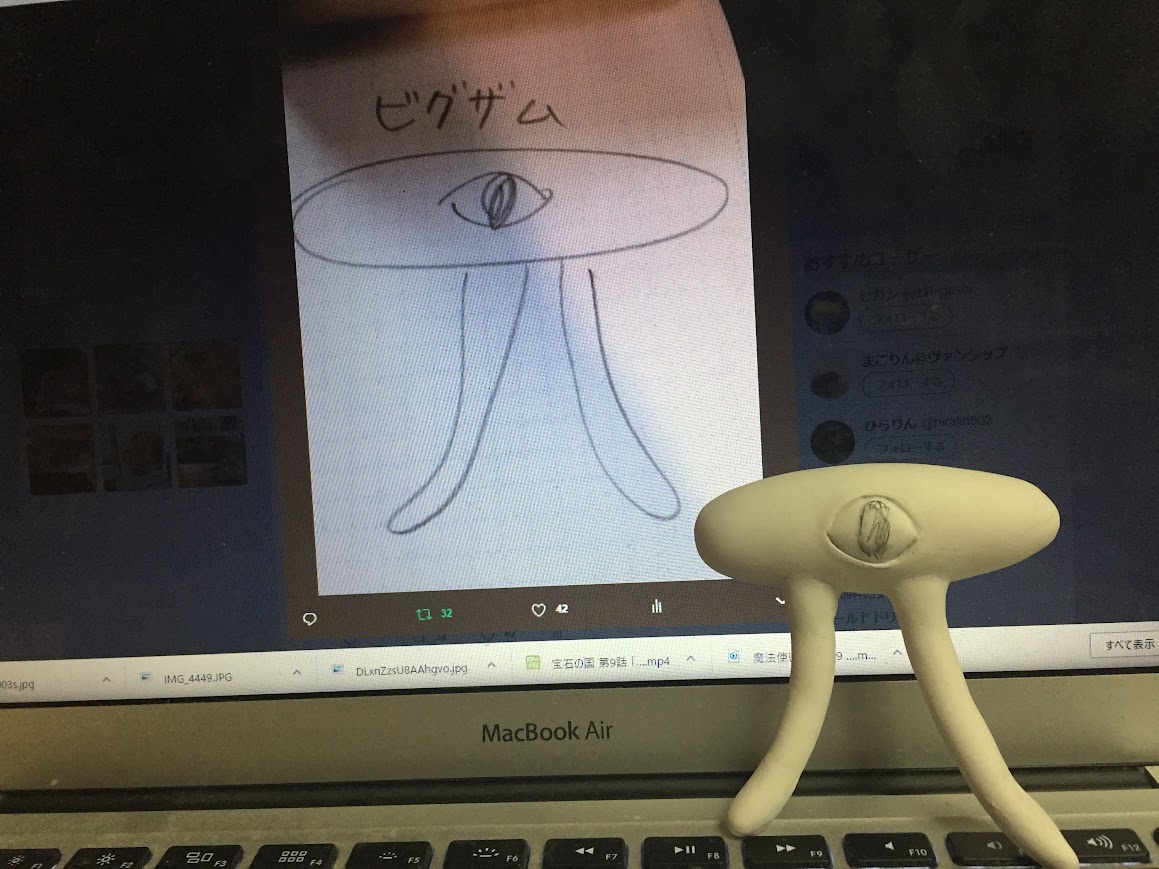 bessbess34's tweet photo. #私のヤバい初手と完成 
1.嫁があいまいな記憶でビグザムのラフを描く
2.オレが忠実に立体化 https://t.co/4t2WPCrZKd