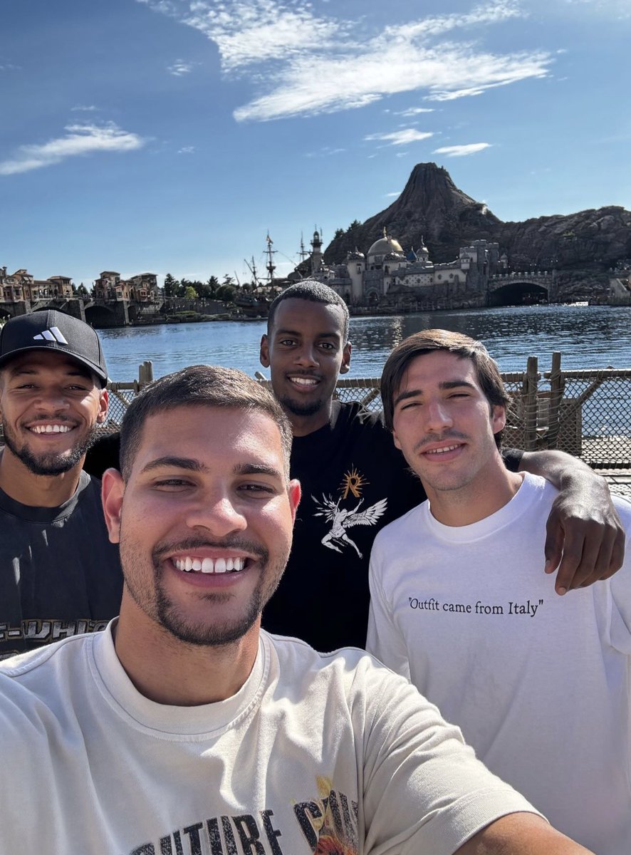 The lads. 😎

📸 <a href="/brunoog97/">Bruno Guimarães</a>