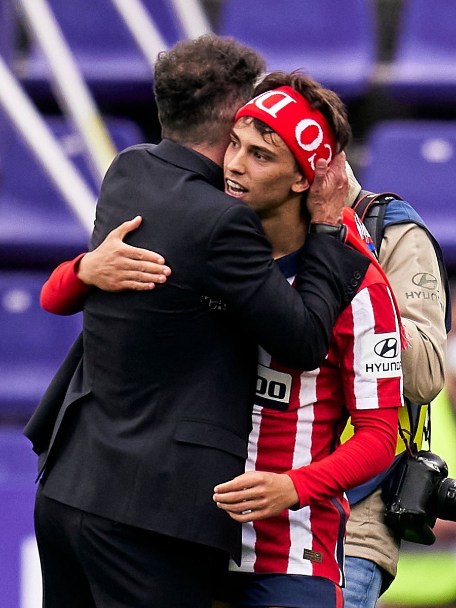 atletiuniverse's tweet photo. 🚨🇵🇹 BREAKING: João Félix started as a left midfielder in the main team and showcased his class today. Applause for him was heard from both fans and teammates.

Diego Simeone even encouraged and praised him for his work during the games and previous exercises.

@diarioas https://t.co/qjT0zUrVAD