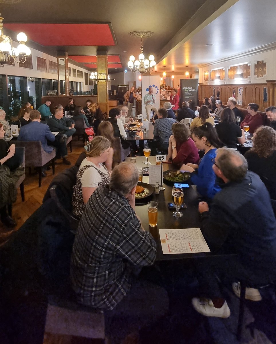 People feel hopeless reading the news because it's all about problems. But few people engage with positive news. Constructive journalism reports on issues AND solutions, allowing people to feel more hopeful.

<a href="/liammannix/">Liam Mannix</a> last night at the <a href="/auscicomm/">ASC</a> Melb event. <a href="/scienceinpublic/">Niall Byrne</a>