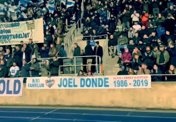 Der skal lyde en kæmpe tak til <a href="/FCRoskilde/">FC Roskilde</a> og Roskilde Steen, som har bragt vores Joel Donde banner tilbage til Østerbro

Vi glemte vores banner i Roskilde, et banner som har en kæmpe betydning for fanklubben, et minde om vores gamle og højt elsket away minister Joel Donde 🕊️