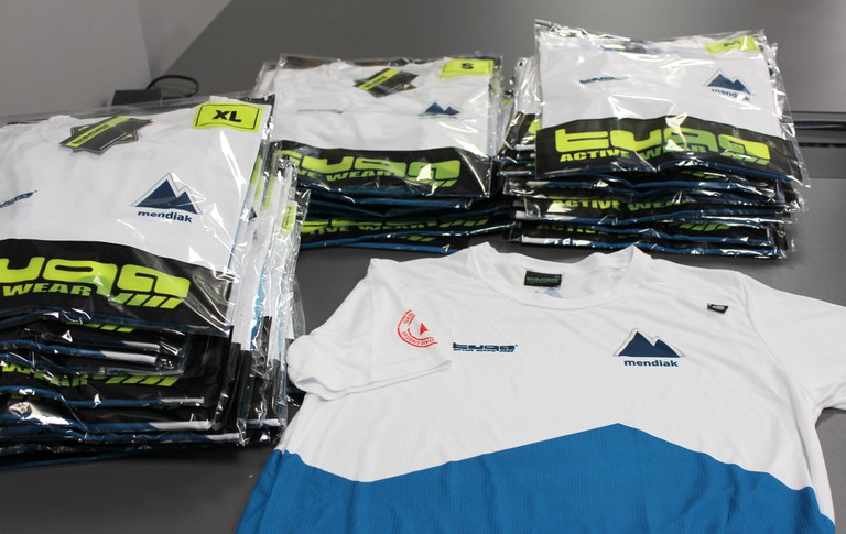 Mendiak-eko kamiseten sariketa: uztaileko irabazleak. Zorionak Ibon, Jesus, Nuria, Laura, Eñaut ... Eskerrik asko Mendiak App-aren erabiltzaile guztioi! 
Argazki finalistak eta saridunak:
codesyntax.com/eu/bloga/mendi…