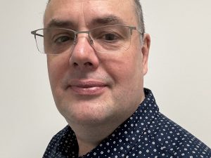 StageReport's tweet image. Coda Audio hat im Mai 2024 die Stelle des Global Sales Support Manager mit Robin Dibble besetzt. Dibble verfügt über umfangreiche Erfahrungen im Audiobereich.
#CODAAudio #CodaAudioInternational #DavidWebster #ProAudio #RobinDibble #Vertrieb #StageReport
stagereport.de/business/47844…