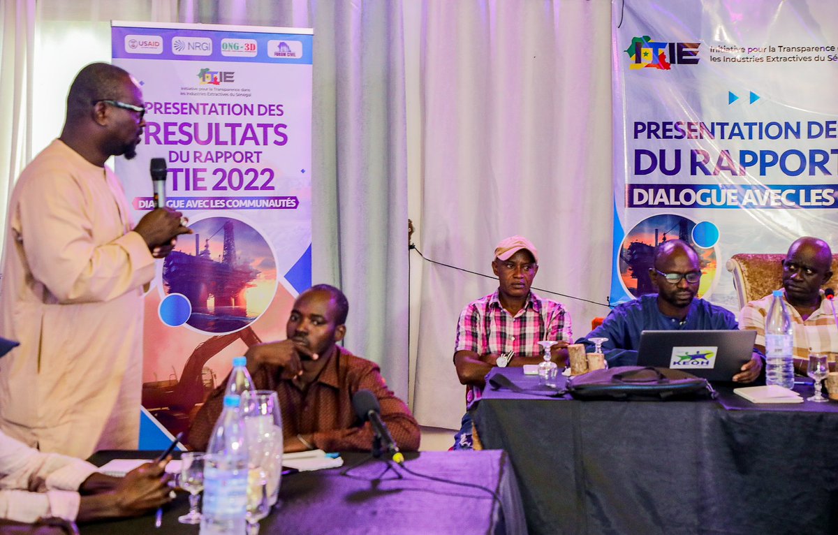 Itie_Senegal's tweet photo. Le CN-ITIE a organisé un atelier sur le contenu local avec les fournisseurs de Kédougou, dans le cadre du programme #USAID TRACES.
 
L’objectif était de permettre aux entreprises locales de mieux s’approprier les données du Rapport ITIE 2022 relatives au contenu local. En effet, l’analyse des données fait remarquer que les parts de marché obtenues par entreprises locales, en matière d’acquisition de biens et services, restent modestes.

𝗤𝘂𝗲𝗹𝗾𝘂𝗲𝘀 𝗰𝗵𝗶𝗳𝗳𝗿𝗲𝘀 𝟮𝟬𝟮𝟮

📌 3 306 personnes employées par les entreprises de la région de Kédougou pour une masse salariale globale déclarée de 45,8 milliards de FCFA en 2022
 
📌 293 milliards FCFA dépensés par les entreprises de la région de Kédougou en matière d’acquisition de biens et services, et de paiements aux sous-traitants.

@MpeSenegal 

@PWYPtweets 

@CmdsSenegal 

@NRGIfr 

@ong3D 

@EITIorg 

@DivanCitoyen 

@ewb_msv 

#Kebetu #Senegal #Transparency
