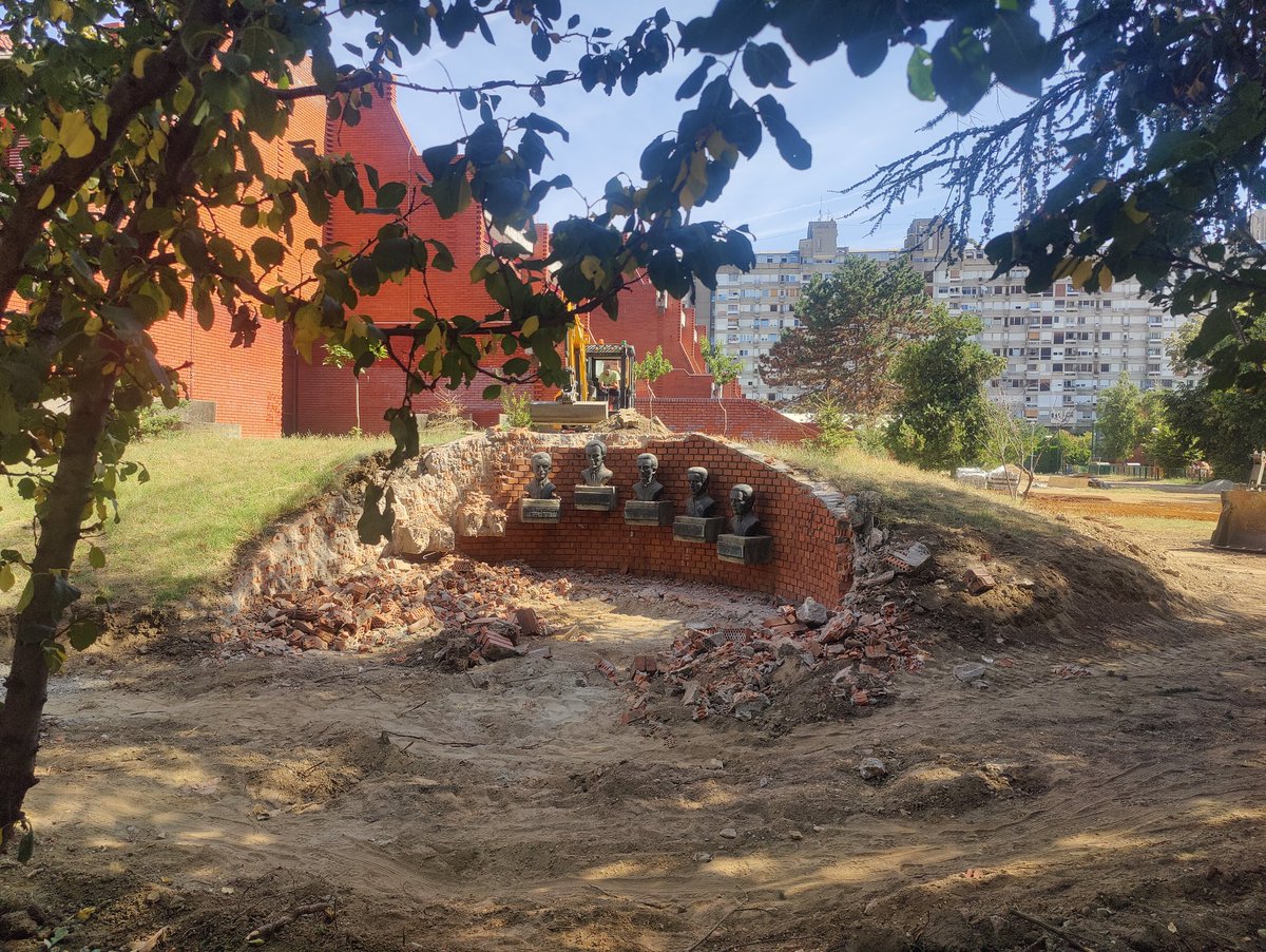 pravac_hamburg's tweet photo. zašto sam ishitreno tvitovao akonto "rušenja" spomenika #7sekretaraSKOJa pre faktčkekinga. sem što #Beokom @prijavi_problem nije na vreme odradio posao pravovremenog informisanja možda više zbog ovih naslova.
koga je zmija ujela...
ko se opekao na mleko...
cc @parun_ @AcaSapic https://t.co/lofjj7nKzA