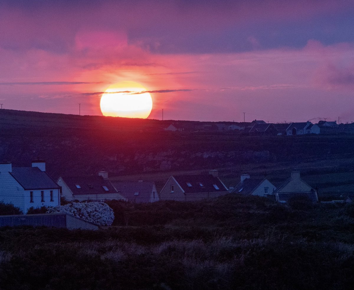 Sunset behind Portmagee <a href="/wildatlanticway/">Wild Atlantic Way</a> <a href="/WAWHour/">#WAWHour</a> @WeatherRTE