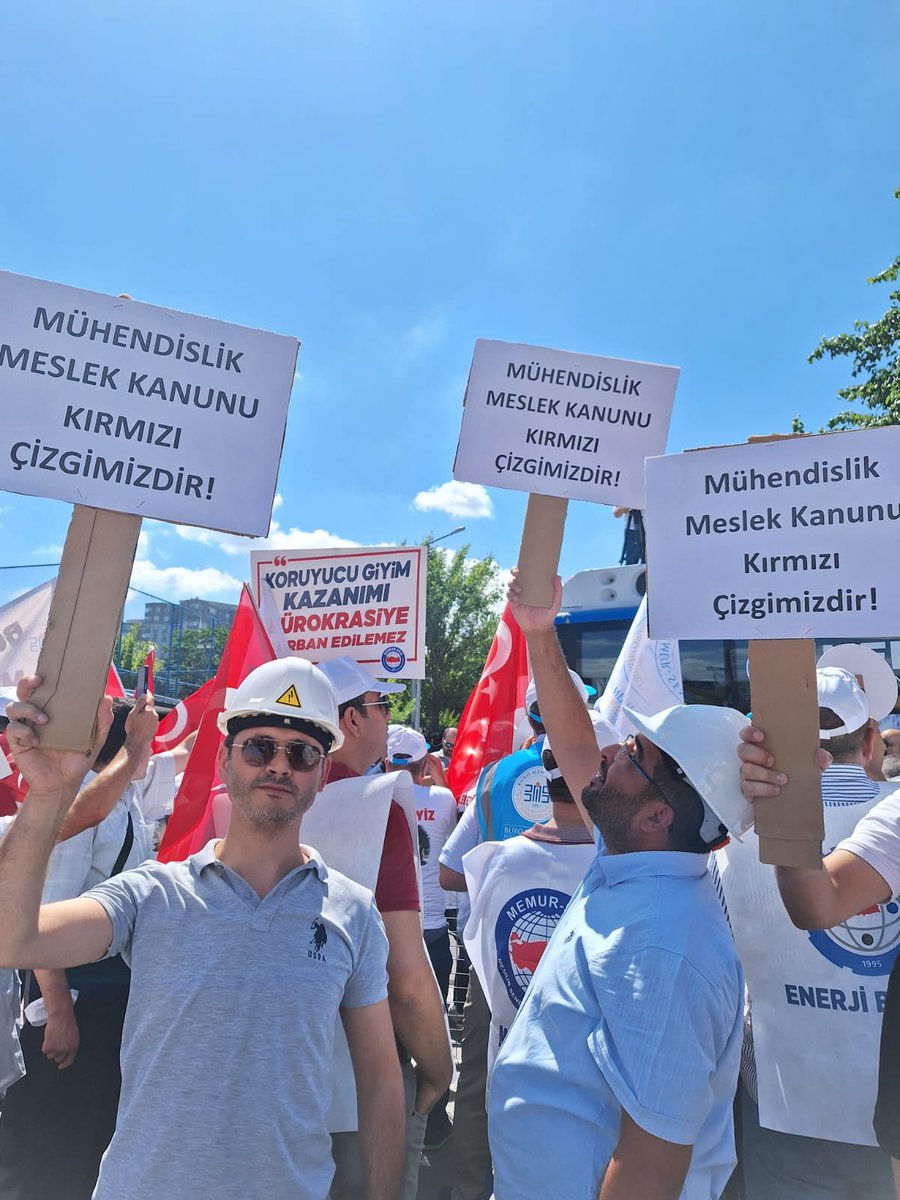 hakankaa82's tweet photo. Mühendislik Meslek Kanunu'nun çıkması ve özlük haklarımızın iyilestirilmesi için alanlarda olan @Enerji1sen genel başkanı @HBTONBUL ve @UCMSGenelMerkez genel başkanı @Kenan__Caliskan başkanlarımıza teşekkür ederiz...
@kaMUhendisleri adına katılan meslektaşlarımızada teşekkürler. https://t.co/AkqDDVKXQU